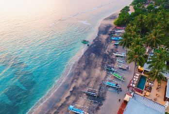 参加包车导览一日游，探索古邦【探索古邦历史悠久的荷兰老教堂，这是一座 19 世纪的殖民时期地标建筑。 最后，前往塔布隆海滩欣赏壮丽的日落。 参加这次导览探险之旅，惊叹于水晶洞令人叹为观止的石灰岩地貌。】