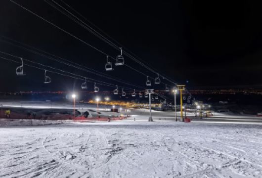 乌鲁木齐往返白云国际滑雪场一日游【从新手友好的初级缓坡到考验技巧的高级雪道，再到趣味十足的越野雪道，全场景雪道布局适配不同水平玩家】