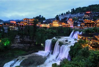 凤凰古城+矮寨大桥+芙蓉镇6人小包团（无购物/纯玩/上门接）【1、精致包车团两人起发，独立成团，绝无加价，无自费】