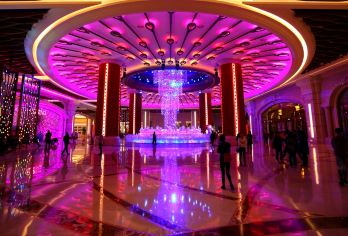 澳门一日游【纯玩团·香港出发·登7层巴黎铁塔·鱼翅捞饭】【安德鲁蛋挞总店，品尝正宗葡挞；探秘澳门后花园威尼斯人度假村】