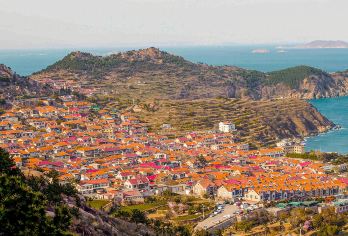 崂山+赶海亲子一日游【赶海体验/网红渔村/环海路/送伴手礼】【[省心直达]直达崂山景区内免换乘，更省心，套餐均含市区接送！无需换乘景区内交通车。】