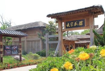 万岁山武侠城一日游【晋城物贸广场出发】【观大型马战表演-沉浸式实景演出，大型实景剧本杀上百场演出全天不间断走到哪演到哪】