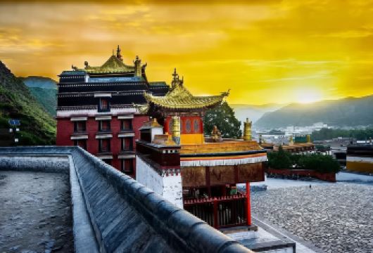 甘南+桑科草原+拉卜楞寺+八坊十三巷一日游【甘南的景色如同世外桃源，仿佛置身于仙境。湛蓝的天空、洁白的云朵、连绵的雪山，构成了一幅美丽的画卷。】