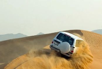 迪拜沙漠冲沙+营地体验【含接送，拼车/包车可选】【激情冲沙体验——专业司机驾驶4x4越野车，挑战60°沙丘俯冲，感受沙漠版
