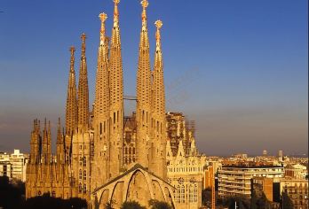 巴塞罗那狂想曲：高迪建筑 + 锡切斯海岸双奏【从圣家族大教堂的神性穹顶到巴特罗之家的奇幻曲线，沉浸式触摸巴塞罗那的灵魂建筑】