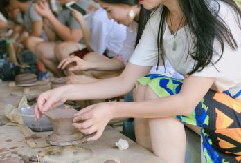 基诺山寨+曼掌村一日游【6人内小团+市区酒店接送+可选三项】【[休闲时光]2-6人精品小团，对早起说NO!给属于自己 的休闲度假时光里来一次真正的懒人游；】