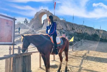 宁夏银川西夏陵+贺兰山岩画+镇北堡西部影城纯玩一日游【[轻松出游]纯玩亲子小团，纯玩无购物，银川区上门接送，下单前备注提供紫霞仙子服装，每人提供一瓶矿泉水】