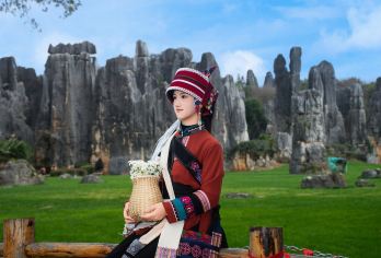 昆明石林风景区+九乡一日游 二环早接◆可选15人团/新路线【️[亮点一]一日游览昆明2大核心景点，“庆余年同款”门票一价全含，严选三年0投诉明星导游带队游玩；】