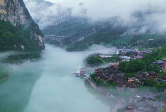 【8人团·坐游船】九黎城+乌江画廊坐游船+龚滩古镇一日游【[安全保障]使用5-9座正规营运车辆出行，为您的安全保驾护航；】