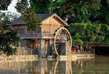 南靖云水谣+永定土楼王一日游【8人专属小团|赠登楼体验】【1-8人小团，纯玩无购物，岛内往返专车接送，赠送土楼博物馆，升级高配置豪华商务头等舱，享受VIP体验】