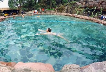 不二门温泉+芙蓉镇一日游【森林温泉/夜游芙蓉镇夜景/精致小团【跨域凤凰古城，芙蓉镇两古镇，感受湘西苗寨风情】