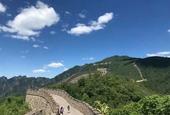 慕田峪长城往返票（CITS x ZANBUS）【国旅集团信赖品牌，国旅集团是****，持有牌照的旅游巴士，安全保障。专属集合地点，紧邻地铁。 北京市区直达慕田峪长城。准时到达，5小时公园自助游。 无需购物，无任何隐藏费用。轻松便捷，省心省力。订单无忧，尊享汉堡王和赛百味餐饮八五折优惠。】