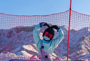 白云国际滑雪场度假区一日游【乌市往返直通车】【三个集合点，三个返回点，铁路局/红山/七一酱园任选】