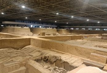 西安兵马俑一日游【2-8人小团|人工讲解耳麦+上门接送】【亮点1: 8人小团.把时间充分用在景区游览上（具体车型我们会根据人数安排，一般不会超过8位游客)】