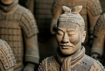 西安秦始皇兵马俑+华清宫+陶俑制作一日游 | 中文/英文小团【探索世界第八大奇迹秦帝国的军事艺术与工艺，揭开兵马俑及其铠甲背后的秘密。 参观华清池唐玄宗和杨贵妃的历史遗址，探索唐代宫廷文化 体验亲手制作兵马俑陶俑，可作为礼物带回家。中英文小团天天出发】