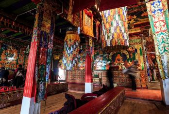 山南雅砻文化溯源一日游【体验互动：桑耶寺内莲花生大师经堂有降魔印经钢柬， 藏族同胞只要来桑耶寺礼赞。】