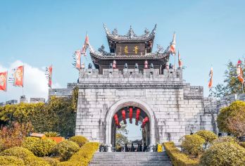 贵阳青岩古镇与花溪夜郎谷私人日游【贵阳市区往返，短途旅行不劳累，探索森林之城独特小众的文化旅游体验 贵阳短途游，一次旅程尽览青岩古镇的古韵与花溪夜郎谷的艺术风光 探索花溪夜郎谷的艺术秘境，欣赏独特的石刻与图腾，沉浸式体验古老的夜郎文化】