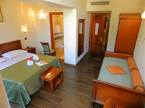 卡距离佛罗伦斯新圣母玛利亚车站距酒店直线距离300米2006年开业客房