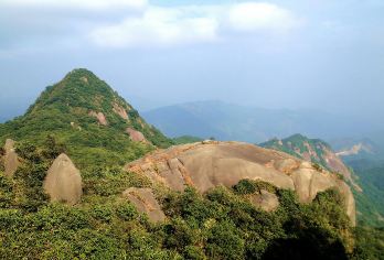 牛牯嶂一日游【登增城第一峰牛牯嶂 观碧湖赏雄峰】【山坡较陡，河谷切割较深，有瀑布和峡谷；人烟稀少、植被茂密、原始，是探险猎奇的好地方。】