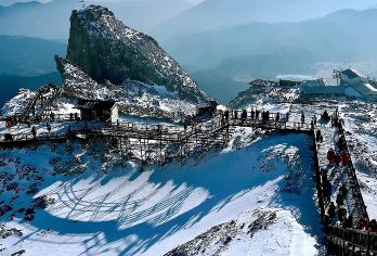 丽江出发，探索玉龙雪山、冰山公园、丽江印象 | 轻松小团游【冰雪奇观：探索冰川公园，近距离观赏雄伟的雪山峰顶 蓝月谷：漫步在迷人的蓝月谷中，清澈的水流倒映着高耸的雪山 舒适旅行：享受最多8人的小团体环境，确保个性化且轻松的体验】