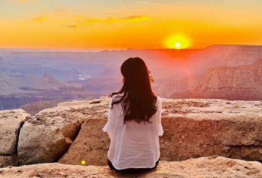 拉斯维加斯 > 大峡谷日出 + 羚羊峡谷 + 马蹄湾 + 鲍威尔湖之旅【体验大峡谷的日出、羚羊峡谷的波浪状墙壁，并见证马蹄湾的标志性景观——这一切都包含在一次难忘的旅程中 安全的双司机系统和韩语/英语导游让您在一天内体验大环线的精华，享受无忧无虑的旅程。 享受从拉斯维加斯出发的优质一日游，其中包括公园门票、专业导游和前往西南地区三大风景奇观的交通。】