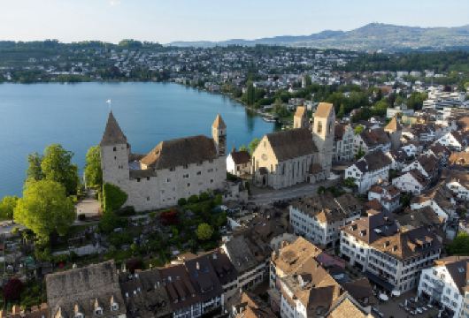 瑞士城堡奶酪与巧克力一日游|含瑞士莲之家+奶酪工坊参观品尝【游览“玫瑰之城” 拉珀斯维尔，参观古老的城堡和迷人的玫瑰花园！】