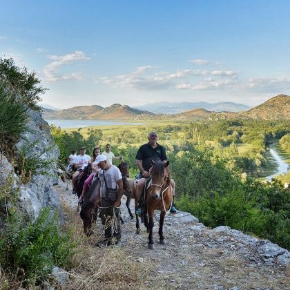 黑山北部马背之旅｜穿越山村与边境的骑行体验