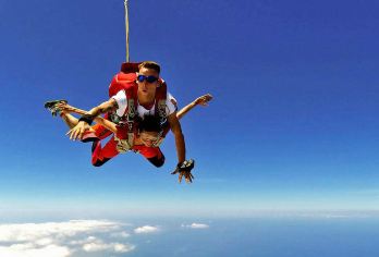 壮丽视野：从空中探索——跳伞【可以带上亲朋好友一起来欣赏波光粼粼的海岸线，并拍照留念！包含毛里求斯境内任何酒店的接送服务。 乘坐C182飞机翱翔天际，体验25分钟、10000英尺、200公里/小时、30秒的纯粹肾上腺素飙升。感受这股速度带来的快感——这就是自由的感觉！ 降落伞打开，混乱消散，归于平静。在天堂般的天空中漂浮片刻，然后平稳着陆。】