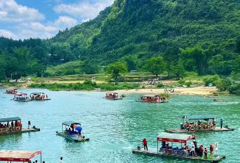 阳朔遇龙河竹筏冲坝+银子岩+千里江山图一日游【[匠心打造]遇龙河景区+银子岩景区+世外桃源，遇龙河竹筏--舟行碧波上，人在画中游】