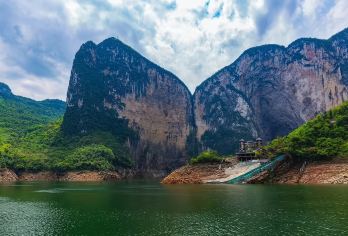 清江大峡谷【生态原始、野趣浓郁，天然氧吧】【餐 饮：全程不含餐，敬请自理；玻璃桥60元/人（自愿消费）】