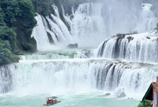 崇左德天跨国瀑布+明仕田园竹筏一日游【私家团/8人小团可选】【[一价全含]◑领略德天中越边境异域特色风情，近距离感受跨国瀑布的磅礴气势 ◑成人已含明仕田园竹筏游票】