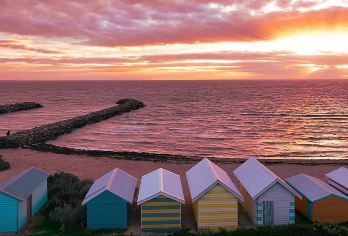 澳大利亚墨尔本菲利普岛归巢一日游【彩虹小屋+企鹅岛一日游】【布莱顿沙滩彩虹小屋 漫步在布莱顿沙滩，欣赏色彩斑斓的彩虹小屋】