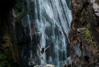 云南腾冲百花岭+阴阳谷温泉一日游【原始森林轻徒步/特色美食】【[探索原始秘境]认识自然生灵，聆听瀑布音乐、享受山野温泉、偶遇小精灵；】