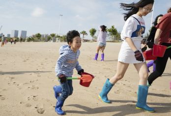 厦门环岛路一日游【赶海抓蟹 渔村抓螃蟹+海鲜餐+赶海工具】【[体验式旅游]旅游新体验，在厦门的今天你就是渔民，滩涂赶海抓蟹，抓海货】