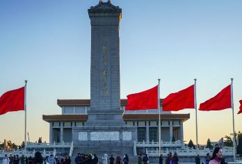 天安门广场+登天安门城楼【可选升旗·四环内上门接·广场讲解】【[登楼参观体验]城楼上俯瞰整个天安门广场，人民英雄纪念碑、人民大会堂、国家博物馆等宏伟建筑尽收眼底】