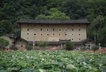 南靖云水谣+和贵楼+怀远楼一日游纯玩+多种语言导游+免费接送【[专属导游]专业持证英/日/韩/粤语导游，提供深度文化讲解与贴心服务，沟通零障碍，确保您的体验质量。】