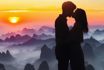 桂林+阳朔夕阳山千里江山图+日初出咖啡厅半日游【8人小团】【[小众打卡]“桂林千里江山图”山水如诗如画之美，喀斯特地貌的婉转清流，构成了一幅天然的水墨长卷】