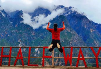 从丽江出发：中虎跳峡+高路一日包车游 独立用车舒适自由  【本土实力车队多种车型供选，不同人数不同需求可自由选择，一手包车资源无忧售后出行；】