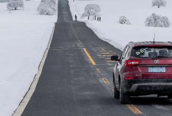 重庆武隆仙女山冰雪景色1日游中英双语团（重庆往返）【仙女山国家森林公园被誉为”南国第一牧场“，在草原里漫步，感受自然风光】