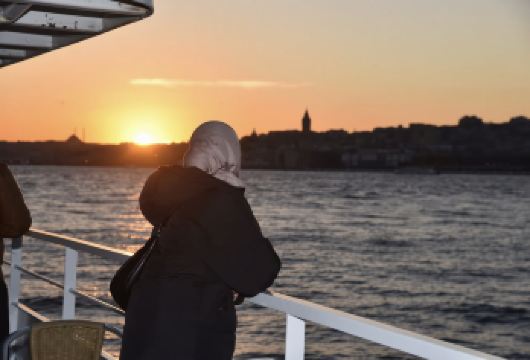 伊斯坦布尔：乘坐日落游船探索博斯普鲁斯海峡【乘船游览博斯普鲁斯海峡，感受清新的海风，航行于欧洲和亚洲之间，在轻松的游船上从水上欣赏著名地标。 在伊斯坦布尔的安纳托利亚一侧停留，享受自由时光，您可以漫步、购物、品尝当地美食，并按照自己的节奏探索小街小巷。 参加船上导览游，参观奥尔塔科伊清真寺、多尔玛巴赫切宫，并欣赏海峡两岸的美丽景色。】