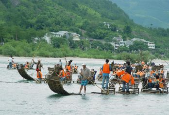 温州楠溪江一日游【崖下库+丽水古街│漫步空中索桥】【感受水秀、岩奇、村古、瀑多、滩林美。】