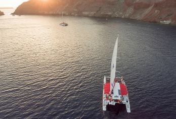 希腊圣托里尼岛动感红船双体船之旅(烧烤+饮料+红白沙滩游泳)【在爱琴海水域中沿着圣托里尼海岸巡游，在红海滩和白海滩前游泳和浮潜】