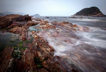 黑排角一日游【徒步惠东黑排角 穿越海岸赏浪花】【追逐梦幻般的蓝天白云，感受浪漫的阳光海滩，印证海水与黑礁石的威力，领略炎炎烈日下海风的清凉】