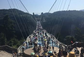 湖南张家界:天门山玻璃栈道~鬼谷栈道~百龙天梯~金鞭溪Ｑ 【天门索道到山顶观天门洞999天梯“吐雾”奇观和惊险刺激的玻璃栈道】