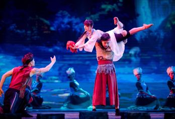 张家界《魅力湘西》演出一日游【可选市区/武陵源上门接送】【观赏湘西民间绝活、苗族鼓舞】