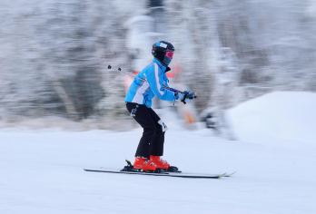 北京八达岭滑雪场包车游+滑雪票+一家一车+五环内上门接送【滑雪票包含：大门票、雪仗、雪鞋、雪板、魔毯、运力设施和雪道的费用:】