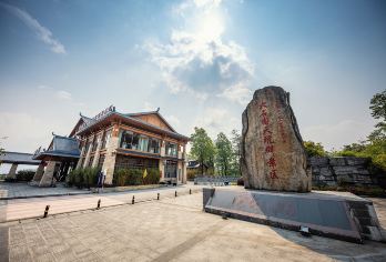 百色大石围天坑群+浩坤湖一日游【不含门票】【天坑探险+蓝宝石湖泊】
