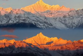 香格里拉梅里雪山一日游【日照金山+旅拍+午餐+氧气+防寒服】【[旅拍体验]重磅升级旅拍项目，行程可在纳帕海景点体验免费换装旅拍：含1套服装+简妆+底片2张！】