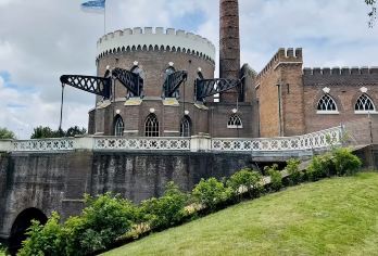 阿尔克梅亨蒸汽泵站+老城+自然保护区+范雷南公园+家族教堂【无需为交通烦恼，舒适专车全程接送，行程灵活自由，随心掌控游览节奏，沉浸式感受荷兰风情。】