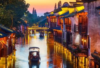 嘉兴乌镇一日游【双5A水乡/赏古镇夜景/无损无忧退】【[畅游双水乡]一个水乡不尽兴，我们特别策划游玩2大5A级水乡古镇，搭配水乡夜景，品质保证】